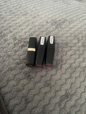 Ljusrosa läppstift från IsaDora - Säljer ett läppstift från IsaDora i en mjuk ljusrosa nyans. Hylsan är svart och stilren med silvriga detaljer. Läppstiftet har en klassisk rundad form och ger en fräsch look till läpparna. Perfekt för dig som gillar naturliga toner.