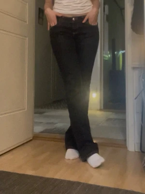 Svarta jeans med kontrastsömmar - Jättesöta vintage vero moda jeans. Svarta och lågmidjade med fina sömmar och coola bakfickor+knapp. De är tyvärr för stora för mig för att de ska komma till användning :( lite avfärgade vid hälarna men annars inga andra synliga defekter. 