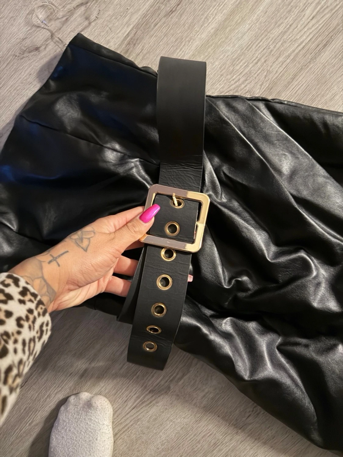 Svart axelbandslös klänning med bälte - 1