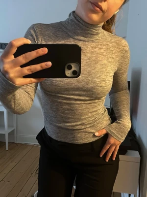 Gråmelerad polotopp med lång ärm - Snygg polo 