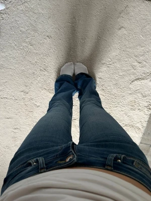 Blå bootcut jeans med låg midja - Säljer mina blåa low bootcut jeans från only som knappt är använda, inga defekter. Jeansen är i storlek 32!💗