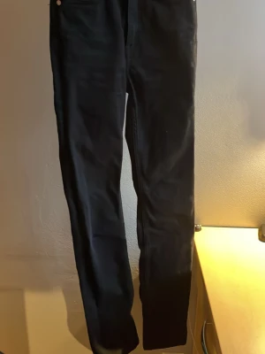 Svarta highwaisted skinny jeans - Skriv om man undrar något! 