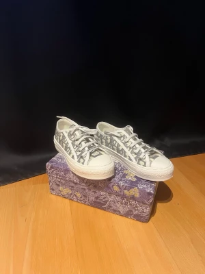 Dior skor dam - Kom gärna med frågor, pris kan sänkas vid snabb affär. Köptes på vinted fick kvitto därifrån