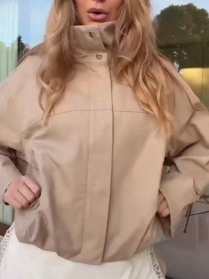 Helt slutsåld jacka från Gina  - Skitsnygg helt slutsåld jacka från Gina, endast använd en gång, går ej att får tag på! Strl s, passar även xs🩷