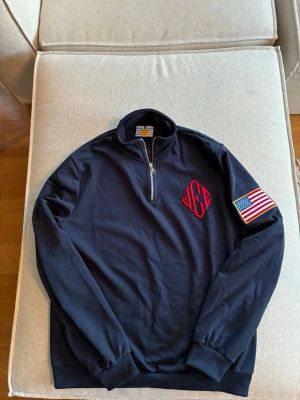 Jeffrey Epstein Quarter Zip - Helt ny Eptin Quarter Zip i Marinblå, strl M. Oanvänd och i nyskick. Säljes då den inte kommer till användning. Skickas snabbt vid smidig affär.