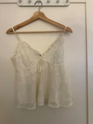 Vit spetslinnetopp från Gina Tricot - Söt vit linnetopp från ginatricot. Fin till sommaren och använd ett fåtal gånger!🩷