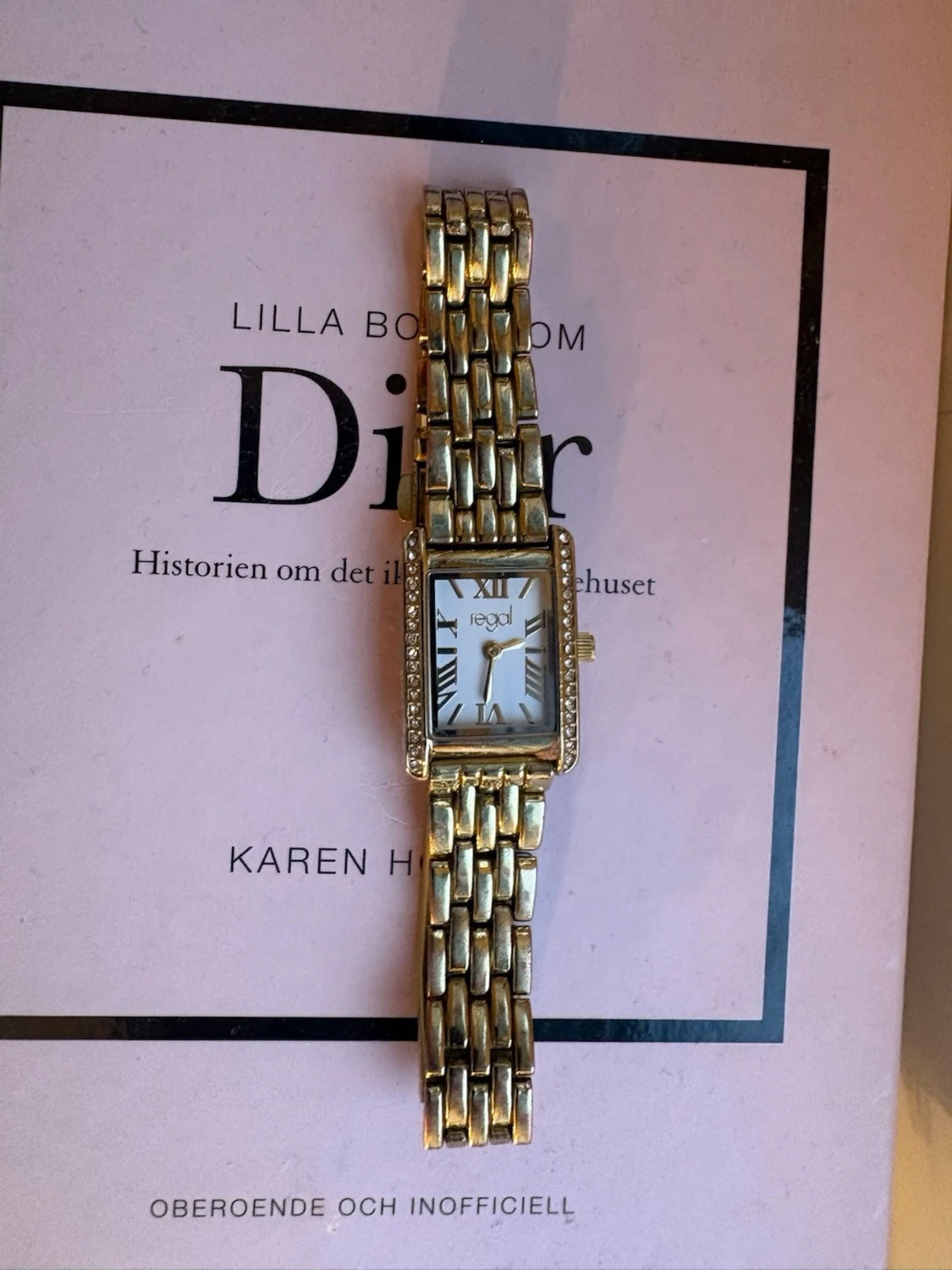 Guldfärgad klocka från Regal