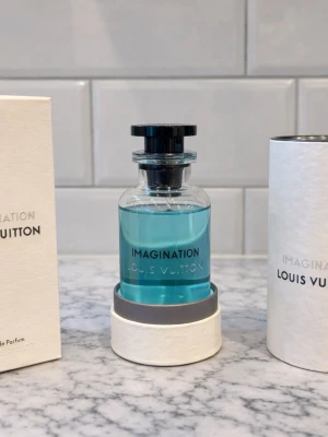 Louis Vuitton Imagination parfym - Jag ska sälja 10ml samples av min Louis Vuitton  Imagination flaska  En fräsch och ren doft med citrus och en mjuk, varm känsla. Väldigt lätt att bära och passar nästan alltid. Perfekt om du vill testa den eller bara ha en mindre flaska. Enkel att ha i fickan eller ta med på resan.  Samplesen kommer i glasflaska med bra spray - ingen billig plast flaska.  Paketpris finns vid köp av flera. Kolla gärna min profil för andra dofter. Hör av dig om du undrar något :)