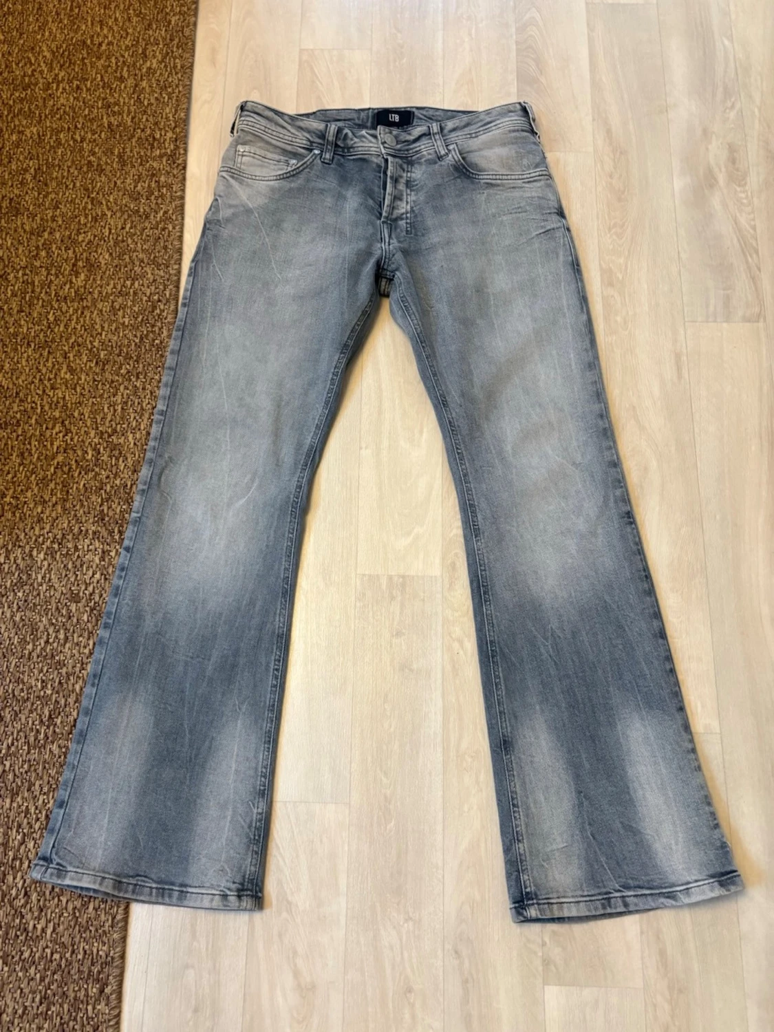 Grå bootcut jeans - 1