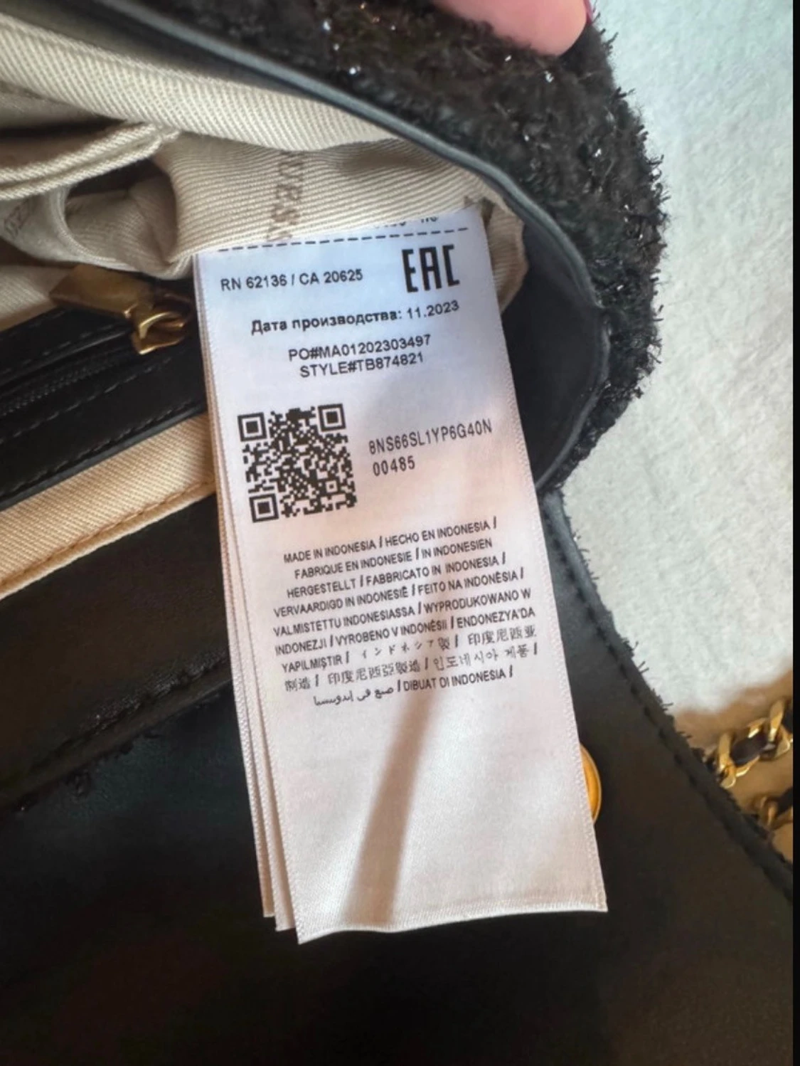 Svart axelremsväska från Guess - 4