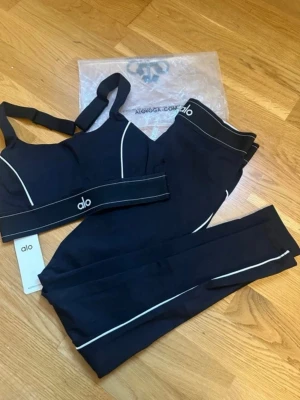 Svart träningsset Alo Yoga S (36) - Snyggt svart träningsset från Alo Yoga med sport-bh och tights