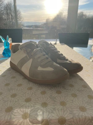 Masion Margela - fina stilrena skor passra till alla olika byxor och dom är väldigt bekväma, bra för vardagen. Skriv vid mer frågor  pris kan diskuteras