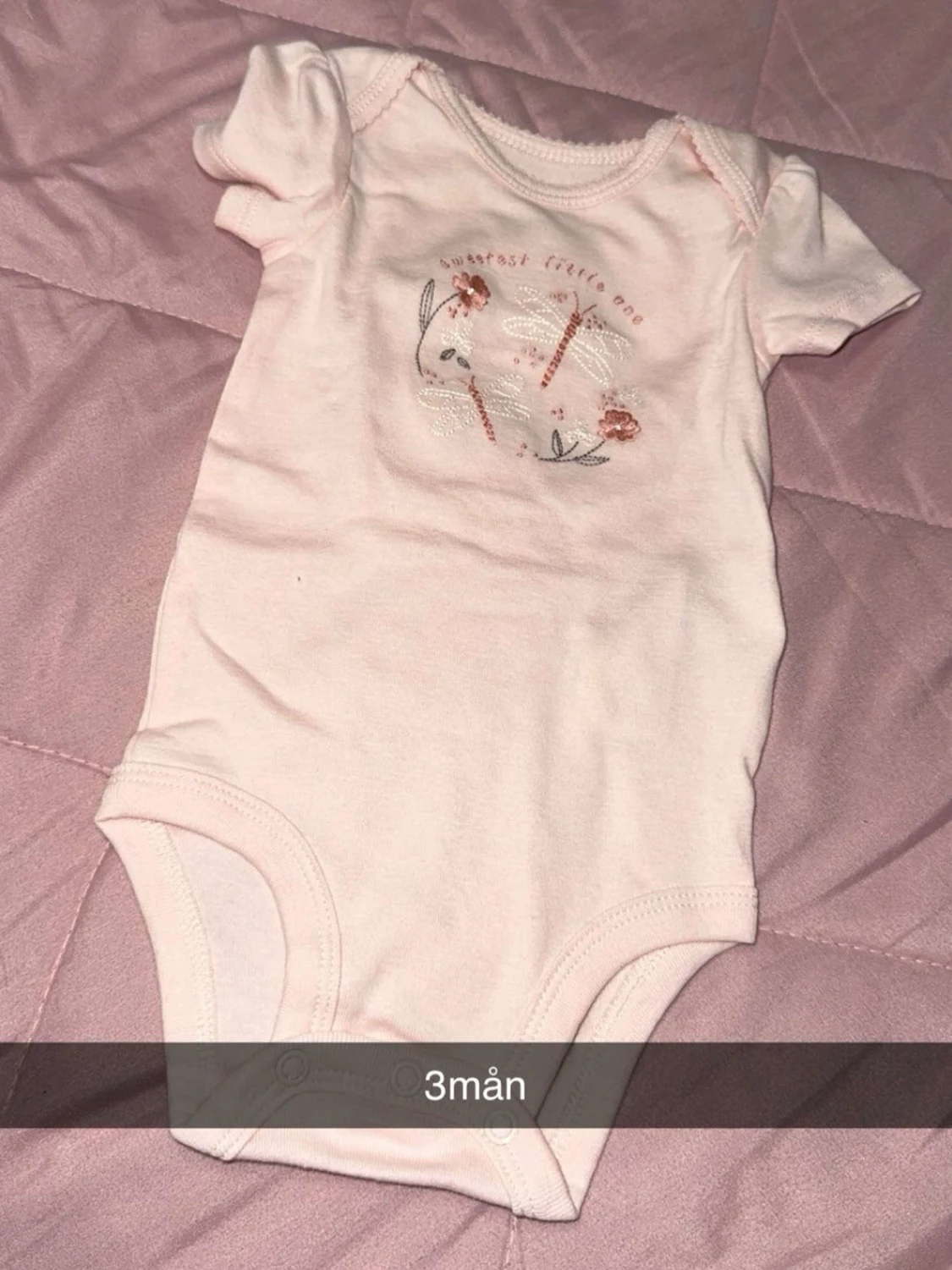 Ljusrosa babybody med kaninmotiv