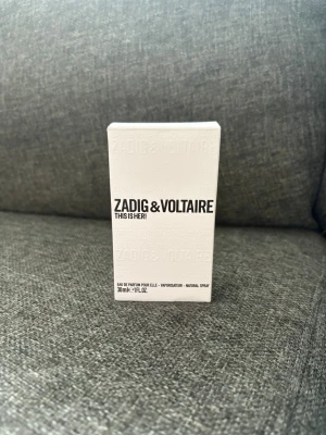 Zadig & Voltaire This Is Her parfym - PRISET KAN DISKUTERAS!                                Zadig & Voltaire This Is Her 30ml. Parfymen är aldrig använd bara öppnad för att visa flaskan, parfymen är i original förpackningen!