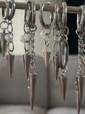 Unika handgjorda örhängen - Säljer flera par chunky örhängen i både silver- och guldfärg. Örhängena har coola spikes och vissa har små vita pärlor som detalj. Ni får höra av er ifall du är intresserad! Du skickar bild på de två styckna du vill att jag ska skicka, så fixar jag! 2st för 50 och ett örhängen, för 35!