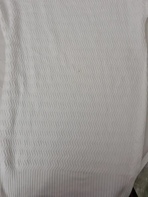 Vit stickad tröja med zigzag-mönster - Säljer en vit stickad tröja med snyggt zigzag-mönster över hela plagget. Tröjan har långa ärmar och ribbade muddar vid ärmslut och nederkant. Perfekt för dig som gillar stilrena och klassiska plagg i garderoben.  PRIS KAN DISKUTERAS