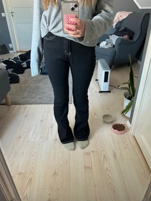 Svarta bootcut jeans med coola fickor  - Säljer dessa svarta bootcut jeans då dom inte riktigt passar. De är högmidjade och passar i längden på mig som är 160cm. Skriv för frågor eller fler bilder💕Pris kan diskuteras 