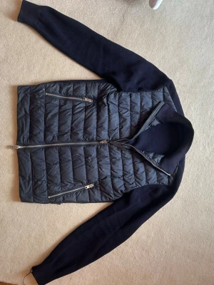Woolrich Cardigan S Herr - Säljer min Woolrich Cardigan storlek S då jag inte använder den. Den är i valid skick och är köpt för (4800kr) (ägaren innan mig) Den har en liten defekt på armen (därav priset) annars är den i fint skick!