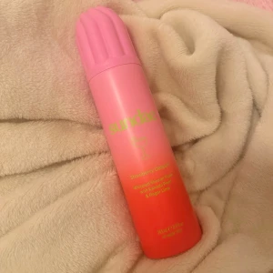 Sundae Strawberry Daiquiri dusch foam  - Säljer ett duschskum från Sundae i doften Strawberry Daiquiri. Innehåller 250 ml och ger ett fluffigt skum med doft av jordgubb, rom och lime. Använd ungefär 1-2 gånger! 🍓🍋‍🟩🤍