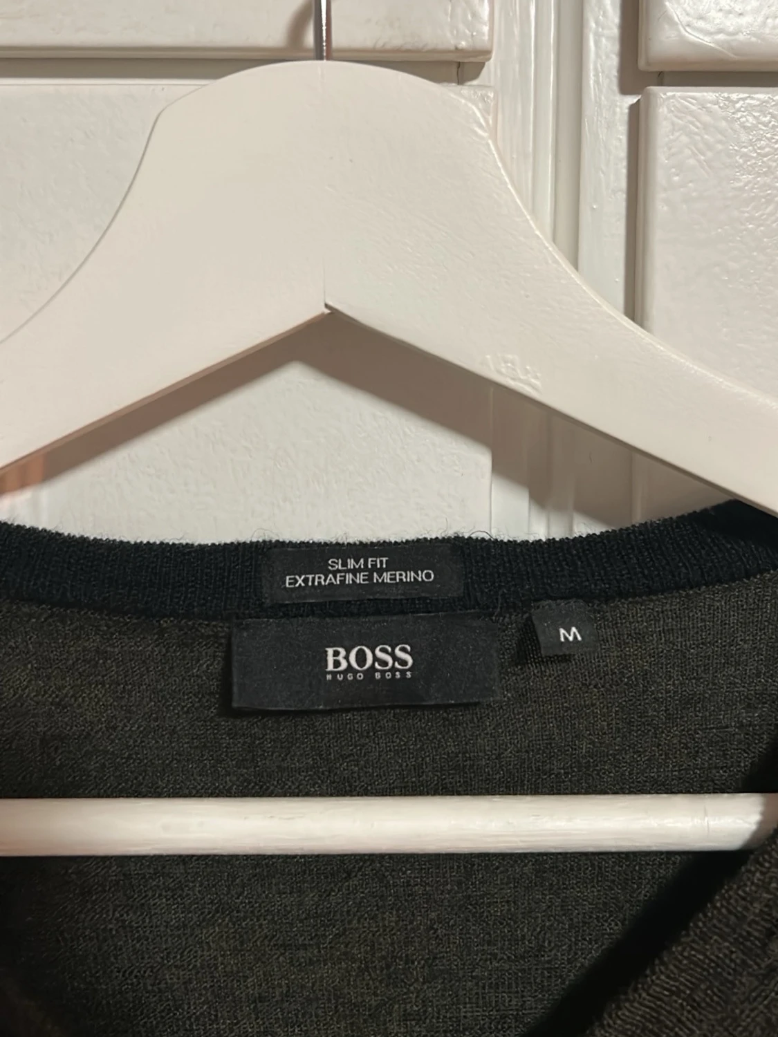 Mörkgrå V-ringad tröja från Boss - 2