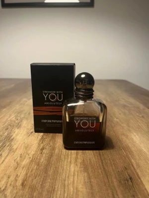 Stronger With You Absolutely 50ml - En stilren parfym från Emporio Armani, Stronger With You Absolutely. Flaskan innehåller 50 ml och passar perfekt för dig som vill ha något exklusivt i din samling.