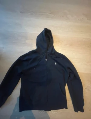 Svart hoodie  - Klassisk svart hoodie köpt på vinted! Bedömer att den passar S/M, syftar då på dig som är 170-180cm lång, möjligen med något litet undantag👌. Skriv gärna vid frågor!