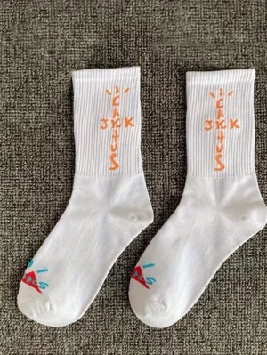 4 olika par strumpor Travis scott - 4 olika par Travis scott strumpor! Pris per styck 100kr vid köp av fler par eller alla kan pris diskuteras