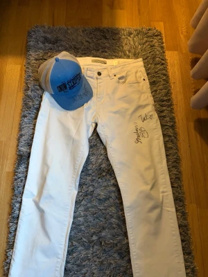 Snow Strippers Signerade jeans och limited edition keps - Jeans och deras Limited edition keps från deras europe tour specifikt den 22e november Stockholm fryshuset, lmk come with offers 