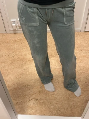 Gröna mjukisbyxor från juicy couture - Säljer dessa då dem är lite för stora för mig. Dem är i storlek XS.