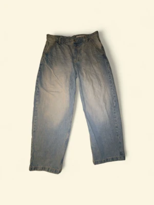 Bershka SKATER - Jeans relaxed fit - lightblue - Hej, jag säljer dessa byxor på grund av att jag ville testa något nytt men jag gillade ej det. De är storlek EUR46. De är rätt så oversized och baggy. Använt max 2 gånger. Om du har några frågor är det bara att skicka meddelande!:)