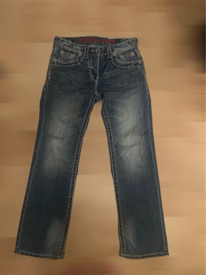 olimp jeans 32 bootcut - jätte fina blåa jeans som är waist 32 x inseam 32. dom här jeansen är bootcut - ronie fit. lite sönder längst ner men annars är dom bra. white stitch och passar bra på mig / jag är 180. priset kan diskuteras