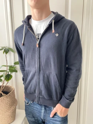 Morris full zip  - Morris full zip, Inga defekter! Modellen i bilderna är 180 cm 75 kg och bär Storlek S , Kom med frågor! 🌟 (Kan gå ned i pris vid köp av paket 😉) 