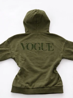 Vogue hoodie - Unik hoodie från Vogue i olivgrön färg. 100% bomull och i storlek S😚Så fin och varm, skriv vid frågor eller prisförslag💕