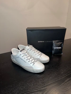 Crime London Skor - Snygga helt nya Crime London Distressed skor!De är i Strl 44 och har väldigt go passform😁Säljer pga att de tyvärr inte passade. Skorna är HELT NYA, nypris: 2599kr. Mitt pris: 1999kr. Skriv för mått, fler bilder eller allmänna frågor. De är helt nya, har digitala kvitton, allt medkommer. Priset är ej hugget i sten👊🏻
