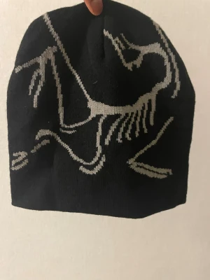 Arc’teryx mössa  - Säljer en svart mössa i grått. Mössan är stickad. 