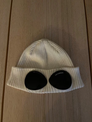  mössa C.P. Company - Säljer en vit mössa från C.P. Company knappt använd jätte bra skick 
