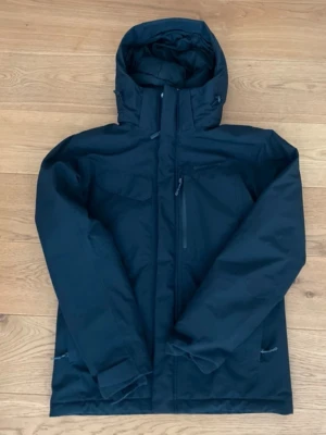 Skid Jacka - Mycket fin Skidjacka/vinterjacka från Didriksons. Storlek M. 100% vattentät. Inte för tunn och inte för tjock. Flexibel och varm. Perfekt för skidåkning. Skickar innom 24h.💫