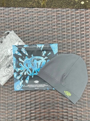 Y2K Central Cee beanie  - SynaWorld Syna Skull hat. Säljs i nyskick