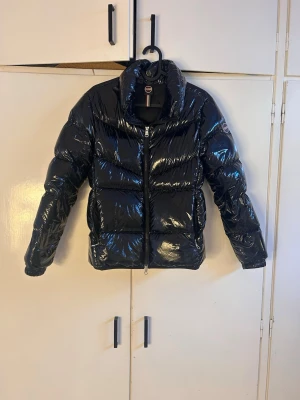 Colmar jacka - Säker min svarta colmar jacka pga att den inte kommer till användning❤️köpte för 4500 men säljer för 800. Hittar ingen storlek men skulle uppskatta xs/s❤️skriv om ni har några funderingar!