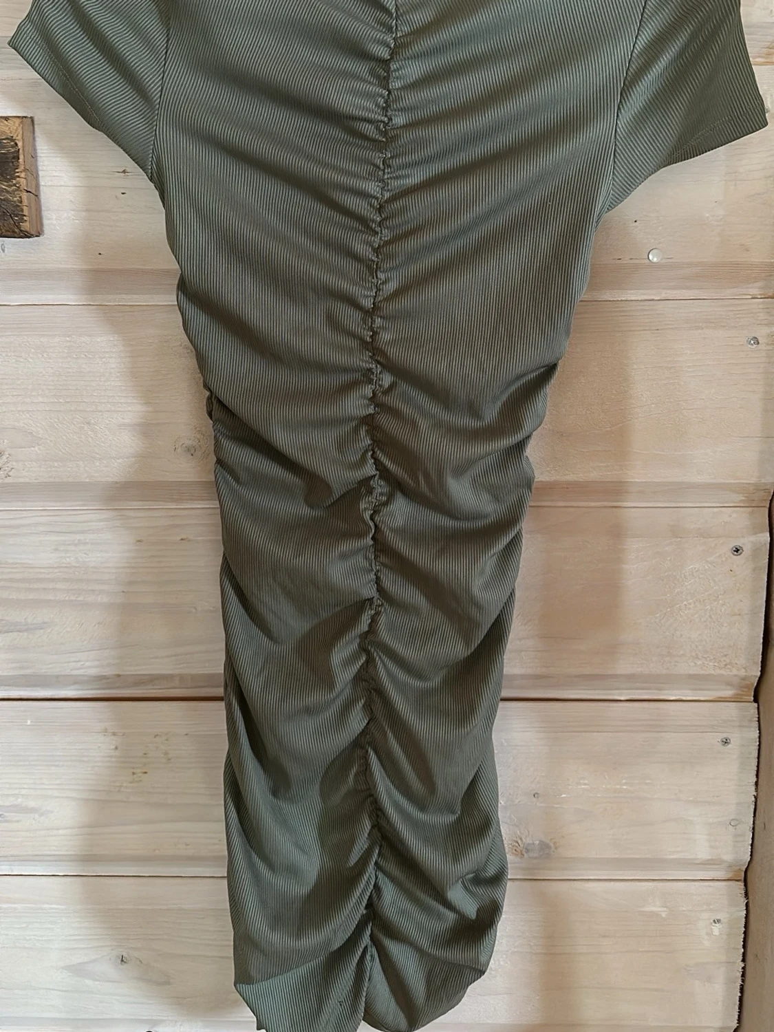 Grön ribbad kortklänning  - 1