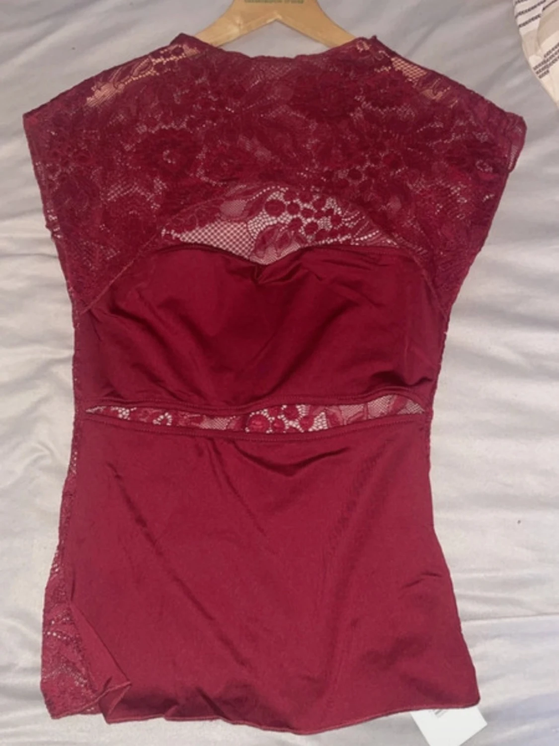 Vinröd topp med spets och cut-outs - 1