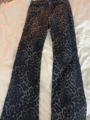 Leopard Jeans Calzedonia - Snygga och coola jeans från calzedonia, använda fåtal gånger. De är uppsydda så att de passar någon som är runt 158-160 cm. 