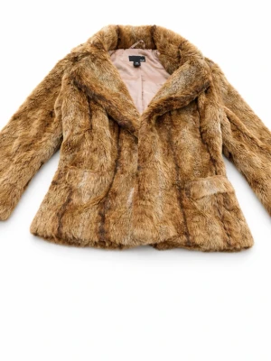 Brun fuskpälsjacka från H&M - Säljer en snygg brun fuskpälsjacka från H&M med bred krage och två framfickor. Jackan har en klassisk, lite figursydd passform och mjukt, fluffigt material som ger en lyxig känsla. Perfekt för att höja din vinterstil.