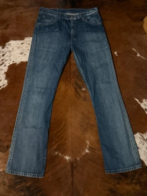 Levis 507 bootcut - Tjena! Säljer dessa riktigt snygga Levis 507 bootcut, byxorna är i fint skick och i storlek W31/L34, hör av dig vid funderingar!🙌