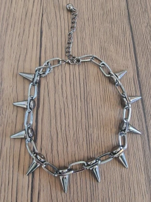 Halsband punk silver svart - Halsband punk. Längd 35 cm. Spikar 2 cm.