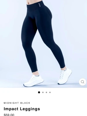 Svarta Impact leggings DFYNE - Säljer mina svarta träningsbyxor från Dfyne i impact modellen då de var för små och jag inte skickade tillbaka paketet! Endast provade