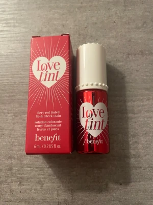 Benefit lovetint - Benefit lovetint, 6 ml, ny. Fiery-red tinted lip & cheek stain.