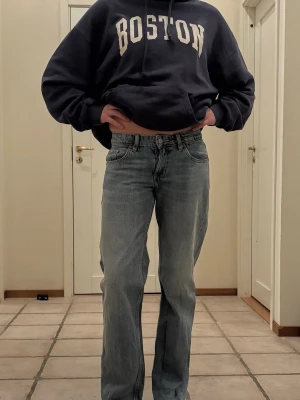 Ljusblå raka jeans - Säljer ett par ljusblå jeans med rak passform och klassisk femficksdesign. Jeansen har normal midja och subtil tvätt för en avslappnad look. Perfekta till en hoodie eller t-shirt för en chill stil.