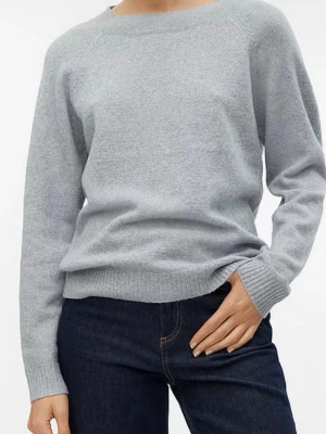 Ljusgrå stickad tröja - En stilren ljusgrå stickad tröja med rund halsringning och ribbade muddar vid ärmslut och nederkant. Tröjan har en avslappnad passform och är perfekt för lager på lager. Materialet känns mjukt och håller värmen bra. Köpt från Vero Moda, använts flitigt och är lite nopprig🩶