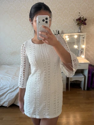 Vit kort klänning  - En perfekt klänning för studenten. Tyvärr är den för kort på mig men jätte fin passform och broderi. Det finns en liten fläck som inte går bort, men den syns knappt. Har du frågor, skriv annars använd köp nu! ❤️